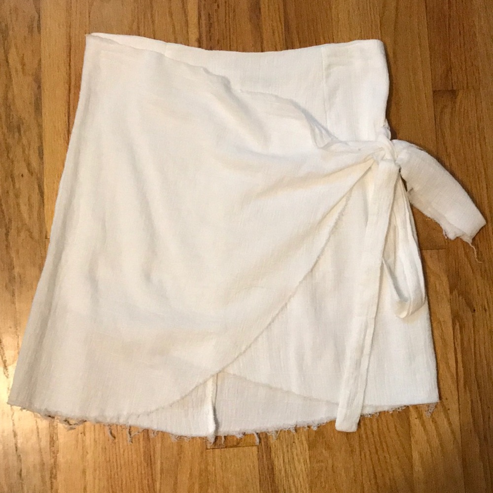 Mint Vanilla brand white skirt